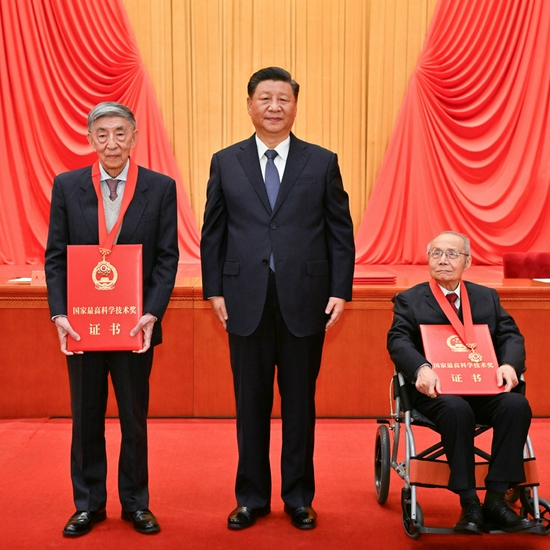 11月3日，习近平总书记向获得2020年度国家最高科学技术奖的顾诵芬院士（右）和王大中院士（左）颁奖。