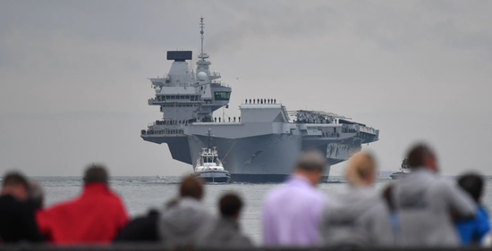 2017年8月，“伊丽莎白女王”号航母首次抵达朴茨茅斯港。来源：法新社