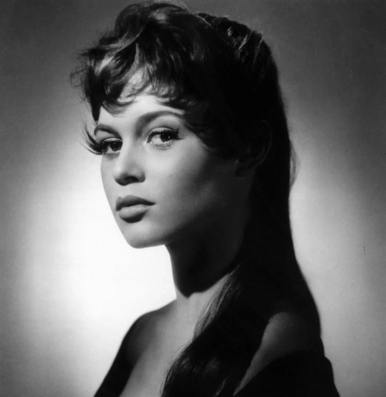 传奇女星去世！留下无数经典荧幕形象，被誉为“一代性感女神”，网友：曾是我的审美启蒙