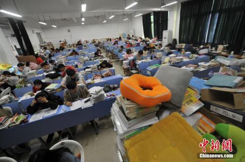 考研 预报名:2020年考研今日起预报名 这些信息考生要注意 考生们为考试日夜坚守。张斌 摄