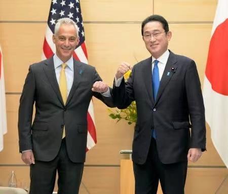 △美国新任驻日本大使伊曼纽尔（左）拜会日本首相岸田文雄（右）