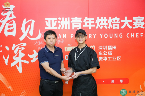 深圳市旅游协会副会长韩宁为造型艺术获奖选手颁奖
