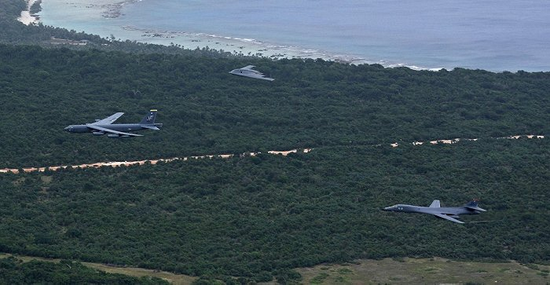  B-52H“同温层堡垒”（左一）、B-2“幽灵”（中）和B-1B“枪骑兵”（右一）。 图片来源：美国安德森空军基地官网