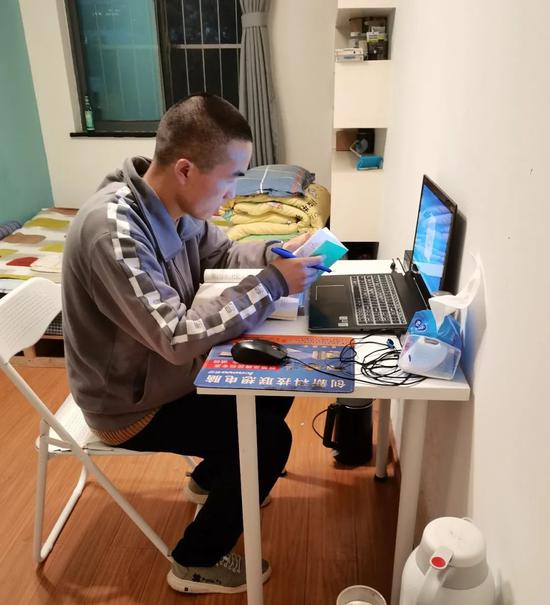  下班后张壮壮在出租屋里学习