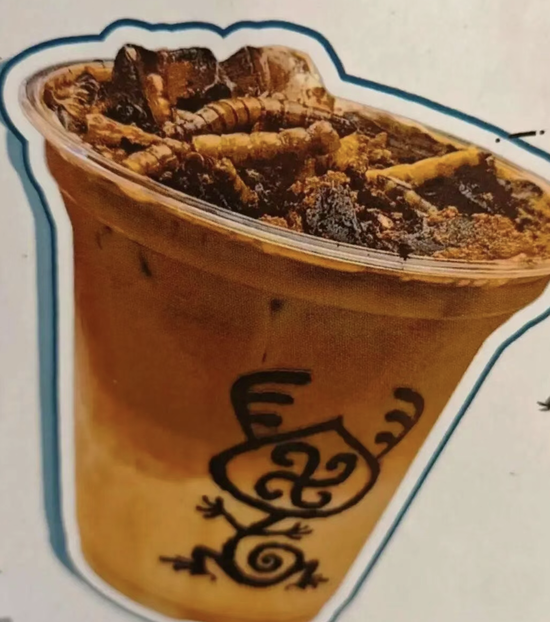 活蟑螂碾成酱，记者狂炫两杯蟑螂咖啡：肉粒饱满，口感像椰果
