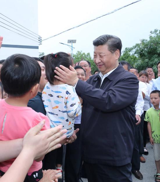 2019年5月20日,习近平深入赣南老区考察调研。这是习近平来到赣州市于都县梓山镇潭头村亲切看望老区群众。
