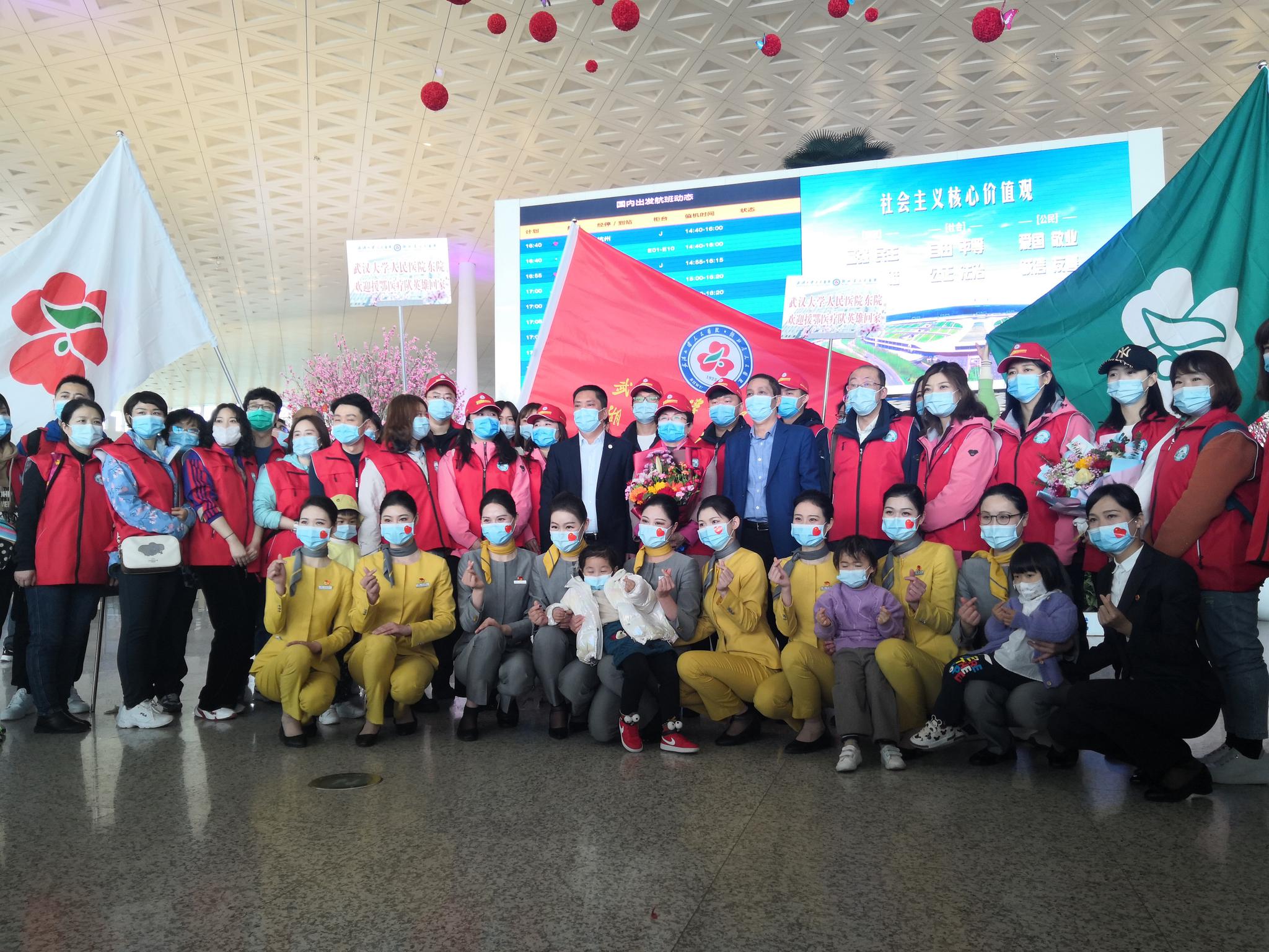 武汉迎接抗疫“战友”来赏樱！