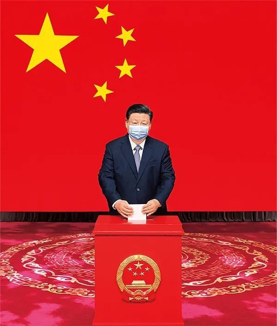 2021年11月5日，习近平在北京市西城区中南海选区怀仁堂投票站参加区人大代表选举投票。新华社记者 鞠鹏 摄