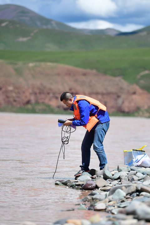  长江科学院流域水环境研究所副所长赵良元在长江上游通天河流域观测水文（2021年7月24日摄）。新华社记者 张龙 摄
