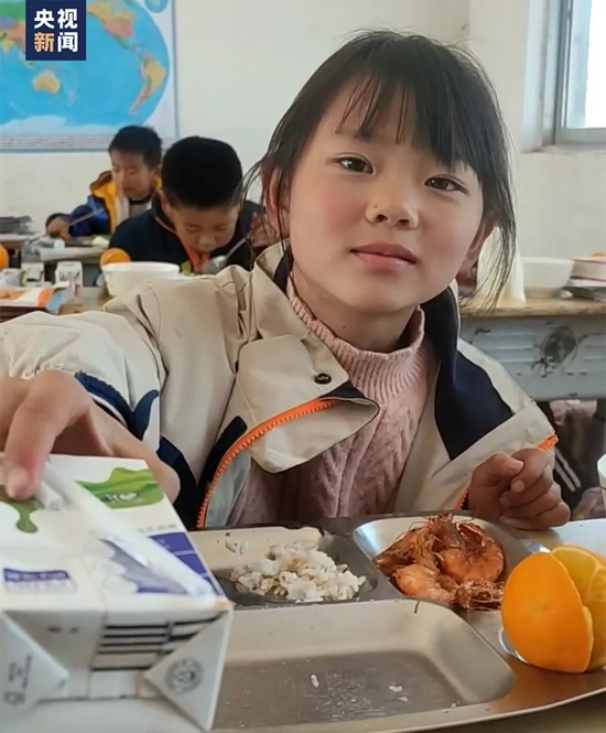 △张笑笑把牛奶分享给校长张鹏程