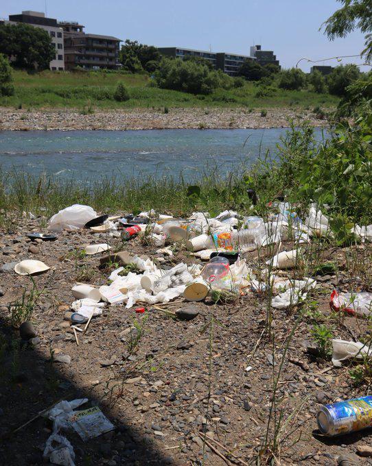 日本京都河边乱象游客无视防疫令聚众烧烤留下大量垃圾