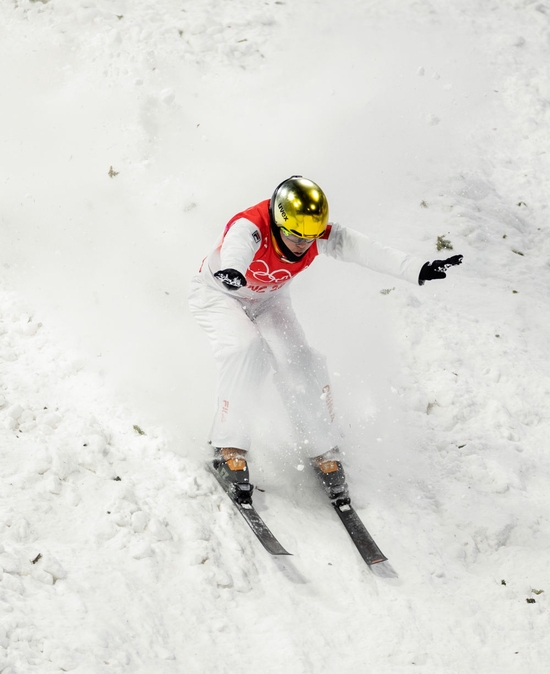 2月15日，中国选手齐广璞在北京冬奥会自由式滑雪男子空中技巧资格赛中。新华社记者费茂华摄