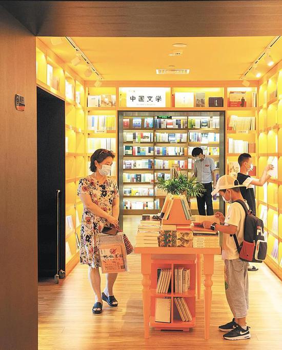 2020年8月7日，市民在湖北省外文書店看書購書。（湖北日報全媒記者 蔡俊 攝）