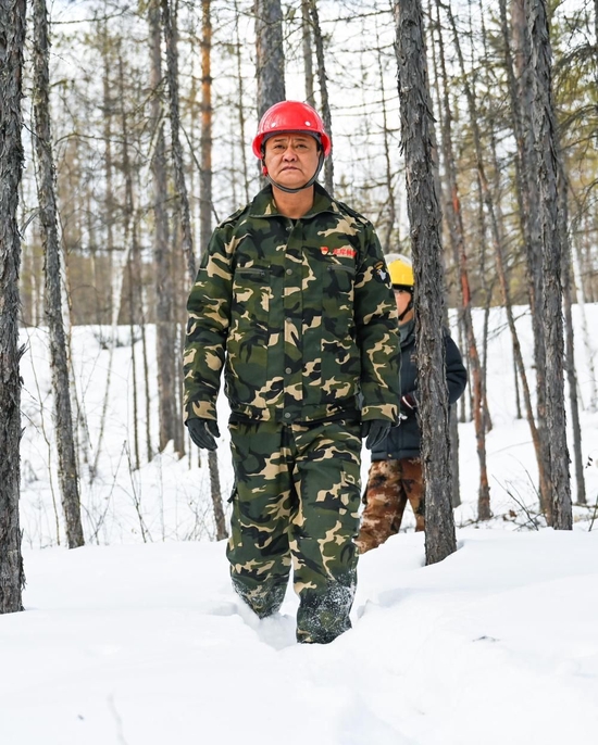  2月22日，周义哲在内蒙古森工集团满归森工公司乌龙岱林场前行。新华社记者 刘磊 摄