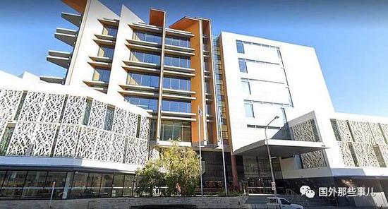 26岁女老师教室里当众亲吻男学生