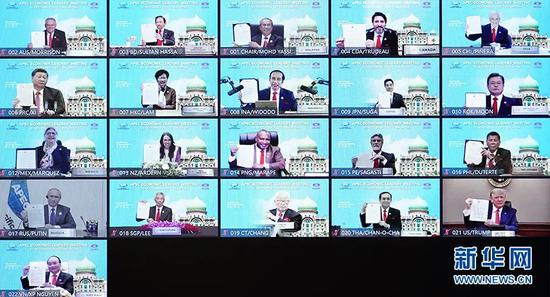 2020年11月20日晚，国家主席习近平在北京以视频方式出席亚太经合组织第二十七次领导人非正式会议并发表重要讲话。这是与会各经济体领导人、代表通过《2040年亚太经合组织布特拉加亚愿景》并线上合影。新华社记者 李响 摄