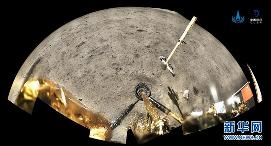 2020年12月4日，国家航天局公布了探月工程嫦娥五号探测器在月球表面国旗展示的照片。嫦娥五号着陆器和上升器组合体全景相机环拍成像，五星红旗在月面成功展开，此外图像上方可见已完成表取采样的机械臂及采样器。新华社发（国家航天局供图）