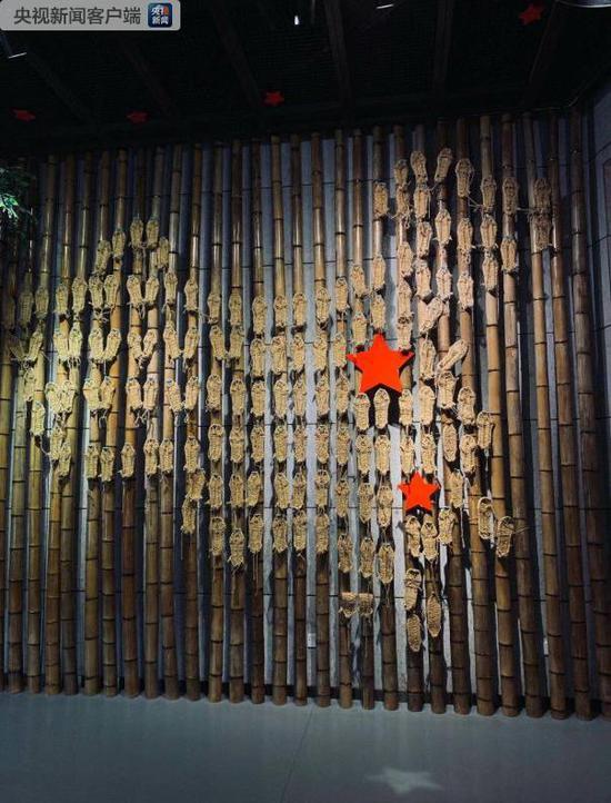 △中央红军长征出发纪念馆展出的“草鞋地图”。这是红军长征胜利80周年时，用红五星和80双草鞋绘出的中国地图。（央视记者邢彬拍摄）