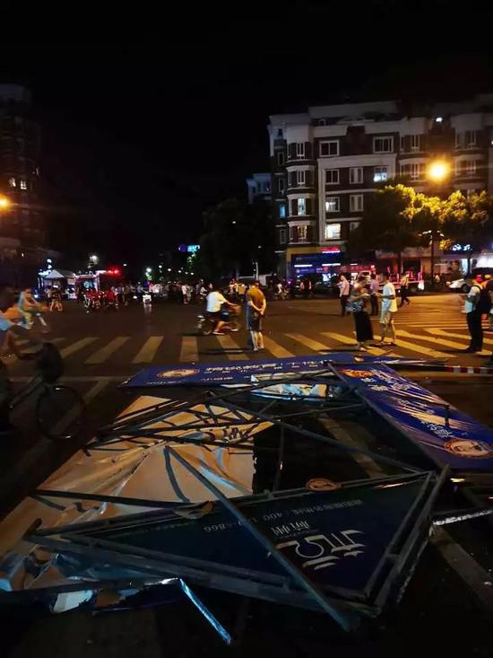 路口被撞倒的遮阳棚