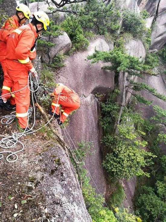 黄山景区救援人员在悬崖区域营救被困者