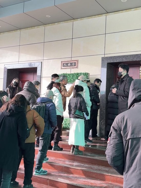 何晴告别仪式在京举行，六小龄童、唐国强送来挽联，儿子深情追忆