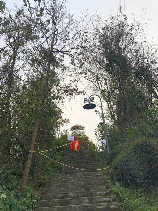 甜甜的遗体被找到后，南山公园通往山顶的道路被封堵（李晓洁 摄）