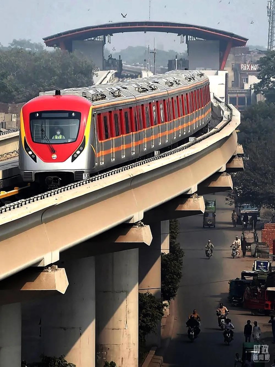  △2020年10月，巴基斯坦拉合尔，由中企承建的橙线项目正式开通运营。这是中巴经济走廊首个大型轨道交通项目。（图/视觉中国）