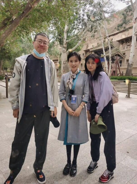 李诞官宣和黑尾酱离婚三月前最后一次同框分手旅行合照保持距离