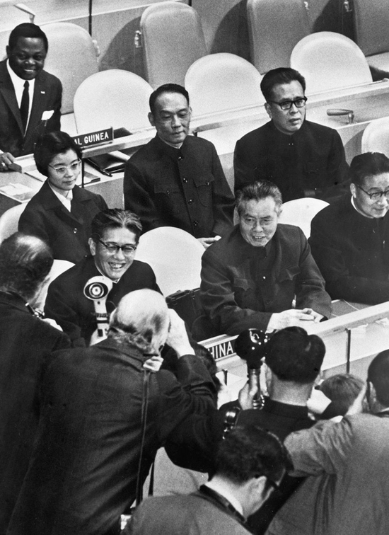 1971年11月15日，中国代表团首次出席第26届联合国大会全体会议。会后，中国代表团受到各国记者的“包围”。新华社发