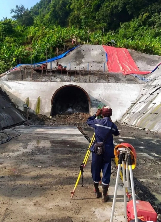 阿赛普·塔当在加蒂格迪水电站项目施工现场进行测量工作。（受访者供图）