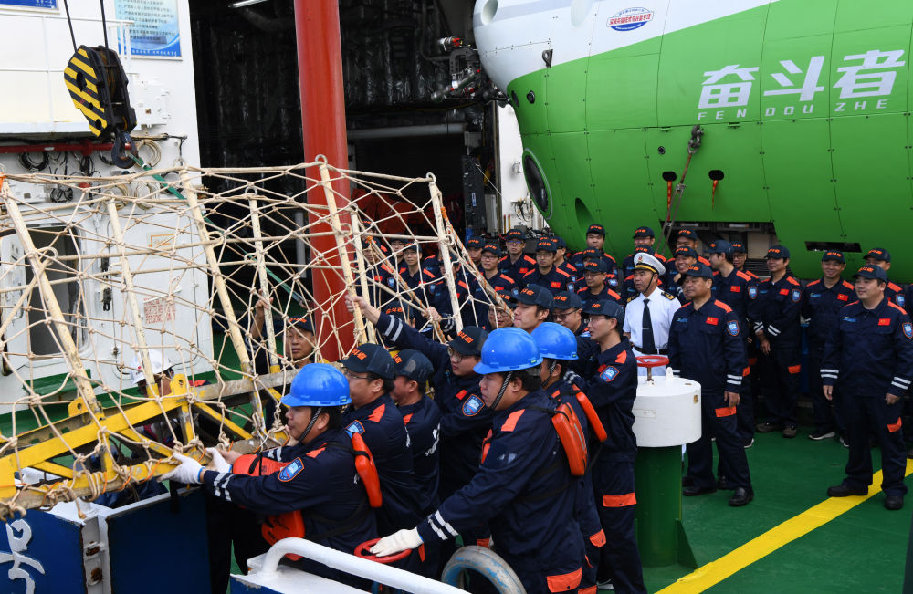 11月28日，在三亚市南山港，“探索一号”科考船的科考人员下船。新华社记者 陈凯姿 摄