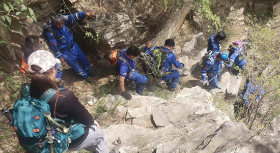 5月9日，北京房山，蓝天救援队营救18名迷路、受伤被困的驴友
