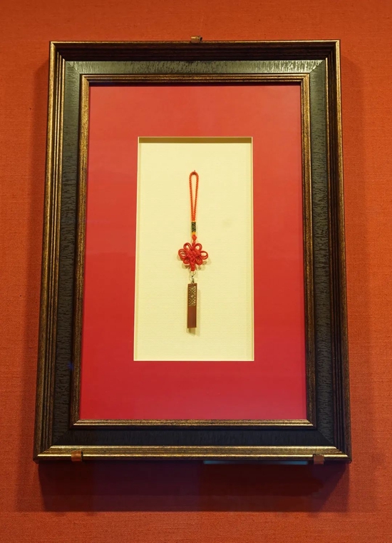 2017年5月，时任肯尼亚总统乌胡鲁·肯雅塔赠送习近平主席的蒙内铁路纪念U盘。（摄影/胡杨）