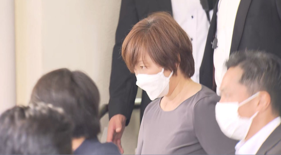 安倍夫人身着灰色裙子一言不发 由10人以上警卫队护送