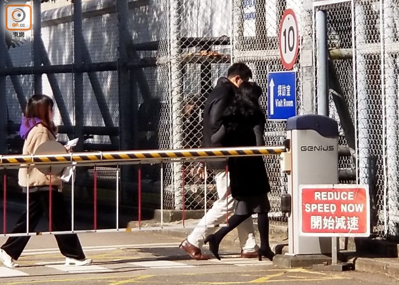 港媒黎智英被关押第13天妻儿又来探监带了本反省书籍七重山