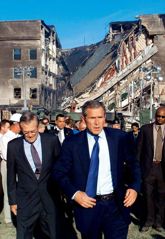 左图:2001年9月12日,美国纽约,总统小布什在五角大楼巡视在“9·11事件”中遭受冲击的区域。