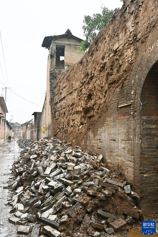 The outer bricks of a courtyard wall of the Jinshi Academy in Xizhonghuang Village, Xiangfen County, Shanxi Province fell off (photographed on October 12).