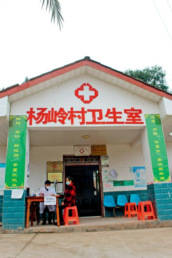 2月25日，四川内江市东兴区高梁镇杨岭村，患者在村卫生室就诊。图/中新