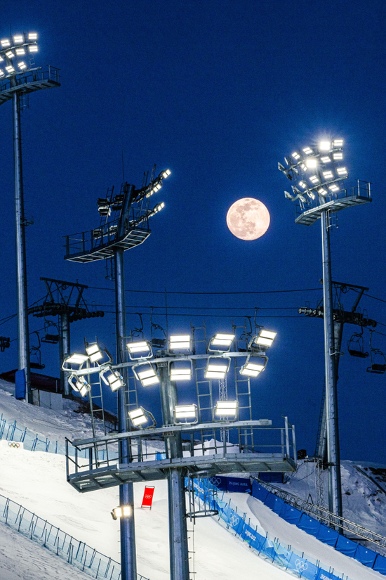 2月15日元宵佳节，一轮圆月映照张家口云顶滑雪公园。新华社记者肖艺九摄