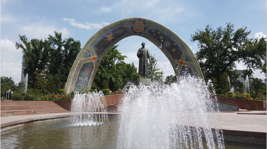 △鲁达基广场。鲁达基（850年-941年）是塔吉克斯坦著名诗人。杜尚别市中心主干道以鲁达基命名。（央视记者丁沂拍摄）