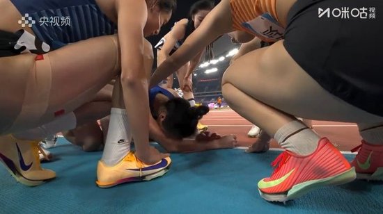 太不容易了！34岁老将韦永丽全运会女子100米摘银，跪地痛哭