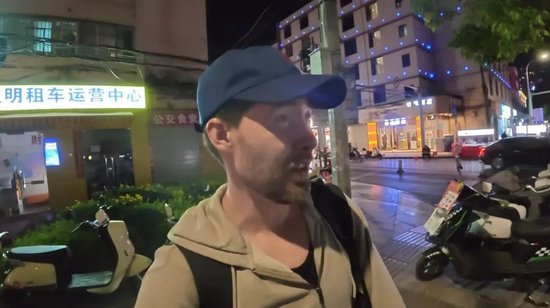 美国网红想拍“落后的中国”，却被一群大凉山孩子追问爱泼斯坦