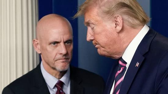 白宫威胁FDA局长(左)11日批准新冠疫苗。(Getty Images)