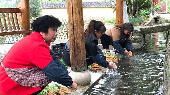 △俞邦村村民在村庄溪流中洗菜。（总台央视记者石伟明拍摄）