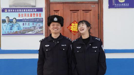 ▲夫妻警务室门口,史先强和沈欣夫妇。新京报记者解蕾摄