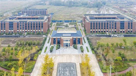 2020年10月14日，位于新洲雙柳的武漢國家航天產(chǎn)業(yè)基地內(nèi)，占地40畝的航天產(chǎn)業(yè)港一期已經(jīng)建成，公寓、食堂、辦公空間一應俱全。（湖北日報全媒記者 梅濤 攝）