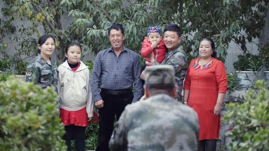 △ 南疆軍區(qū)官兵與被幫扶群眾慶祝脫貧后的美好生活