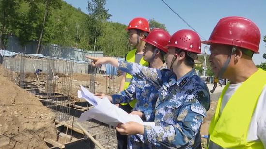 △ 海軍機(jī)關(guān)為定點幫扶的河北省易縣大蘭村修路架橋