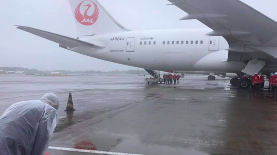 Xie Changting bowed and thanked the flight delivering the vaccine.Picture from Xie Changting Facebook
