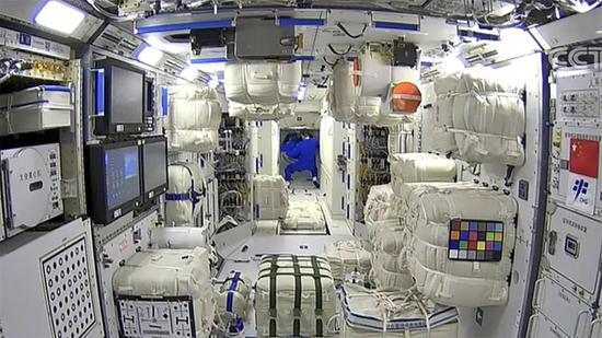  从天和核心舱往节点舱拍摄的航天员聂海胜首先进入核心舱的画面。